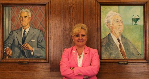 Nu lämnar hon över klubban