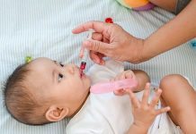 Skillnader i vaccintäckning mot rotavirus undersöks Barn får vaccin i munnen.