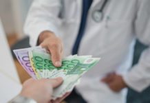 Strandhäll stänger inte dörren om lag