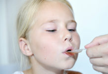 Utredare föreslår skärpta regler för alternativmedicin flicka får medicin