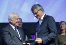 Prestigefull utmärkelse till svensk apotekarprofil Lars-Åke Söderlund tar emot utmärkelsen FIP Fellow av Dominic Jordan, FIP:s president. Foto: FIP