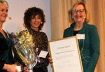 ”Jag känner mig glad och ödmjuk” Årets Scheelepristagare Emmanuelle Charpentier tog emot utmärkelsen från Apotekarsocietetens ordförande Märit Johansson (th) och föreningens vd Karin Meyer (tv).