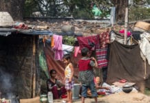 Forskare utvecklar ny typ av oralt preventivmedel Familj i slumområde i Bangladesh