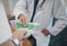 Chockhöjda avgifter för kliniska prövningar väntar kliniska prövningar, avgift