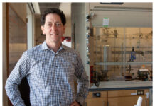 Sjöbergpriset för upptäckt av cancerhämmare Kevan Shokat.