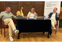 Spanare: ”Hål i huvudet” Spanarna Magnus Lejelöv, Charlotte af Klercker och Björn Arvidsson livepoddade och framtidsfunderade med humor och allvar i Apotekarsocietetens bibliotek i går kväll. Foto: Anna Bäsén