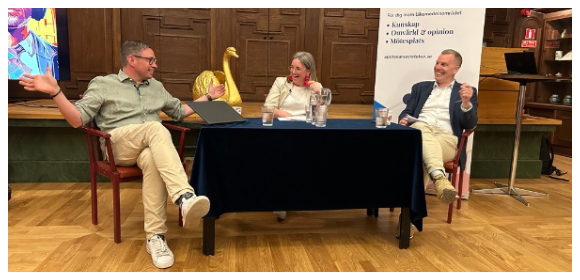 Spanarna Magnus Lejelöv, Charlotte af Klercker och Björn Arvidsson livepoddade och framtidsfunderade med humor och allvar i Apotekarsocietetens bibliotek i går kväll. Foto: Anna Bäsén