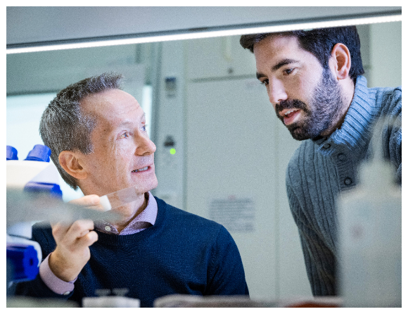 Professor Klas Blomgren som leder den nya studien om den dödliga hjärntumören ponsgliom tillsammans med doktoranden Alejandro Lastra Romero. Foto: Jonas Bilberg
