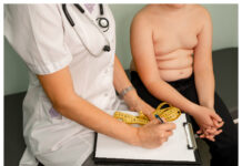 Obesitasläkaren: ”Jobbet måste fortfarande göras” Barn med fetma hos läkaren Bantningsmedel Barn hos doktorn barnfetma bukfetma bantningsmedel semaglutid BukfetmaWP2 Istock