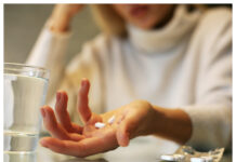 Viktigt antibiotikum finns på svenska apotek igen Kvinna som tar tabletter läkemedel kapslar mediciner WP1 Foto Istock