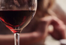 Ny kombinationsterapi minskar alkoholberoende vinglas