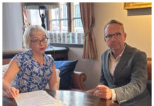 ”Förtroendet för vårdens myndigheter är jätteviktigt” Bild på Läkemdelspoddens programledare Anna Bäsén och Socialstyrelsens generaldirektör Björn Eriksson.