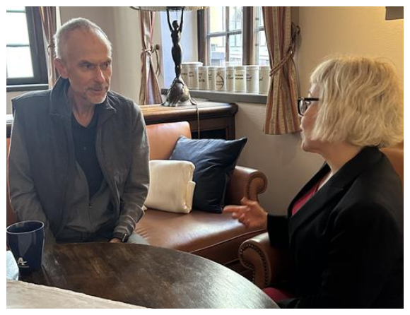 Magnus Gisslén, infektionsprofessor och tidigare statsepidemiolog, samtalar med Läkemedelspoddens programledare Anna Bäsén.